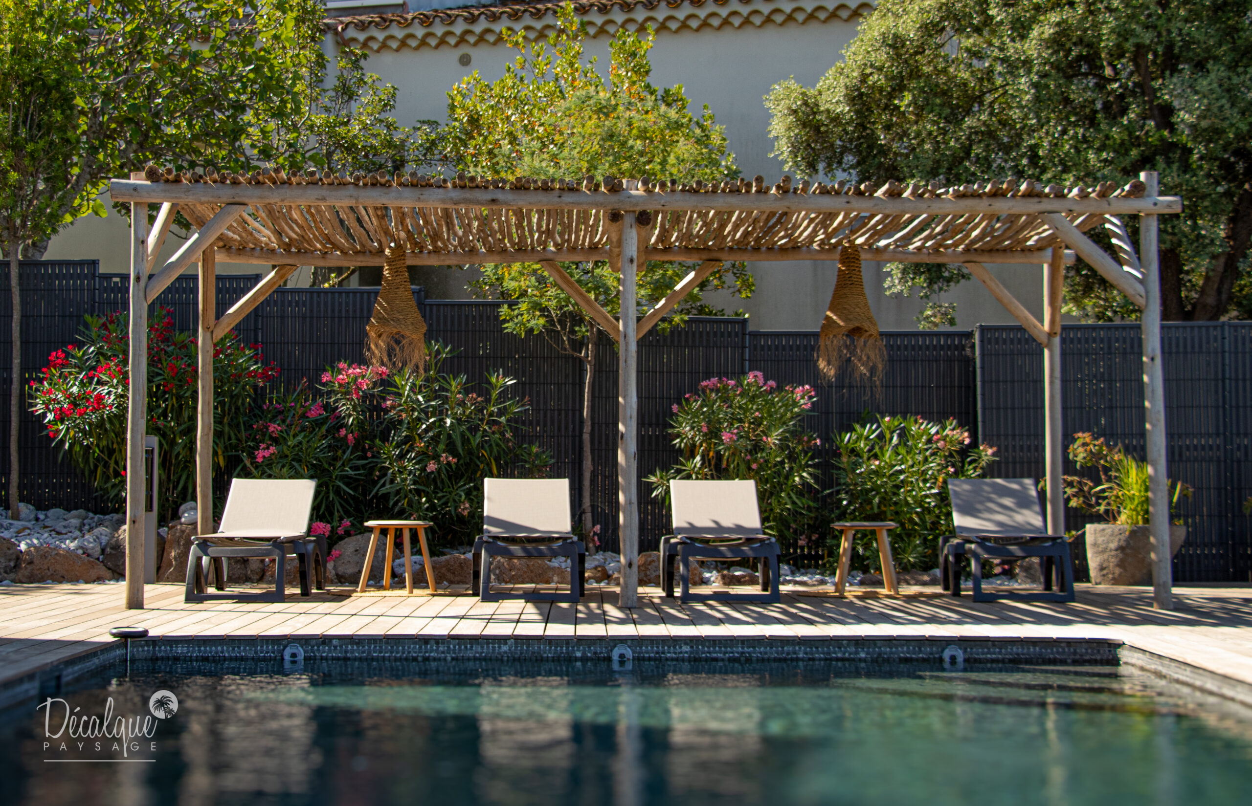 Pergola en bois d'Eucalyptus, discrète et pleine de charme